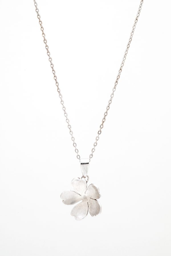 Colgante Linneo con forma de flor en plata de ley sobre fondo blanco