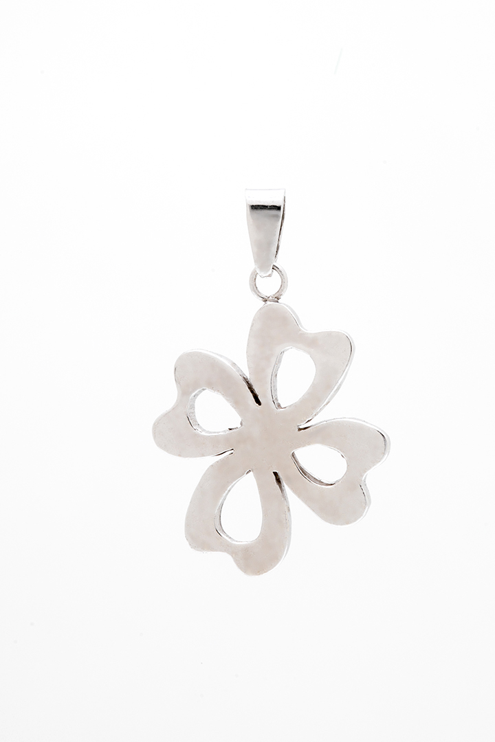 Colgante Sorte con forma de flor o trevol de plata de ley en fondo blanco